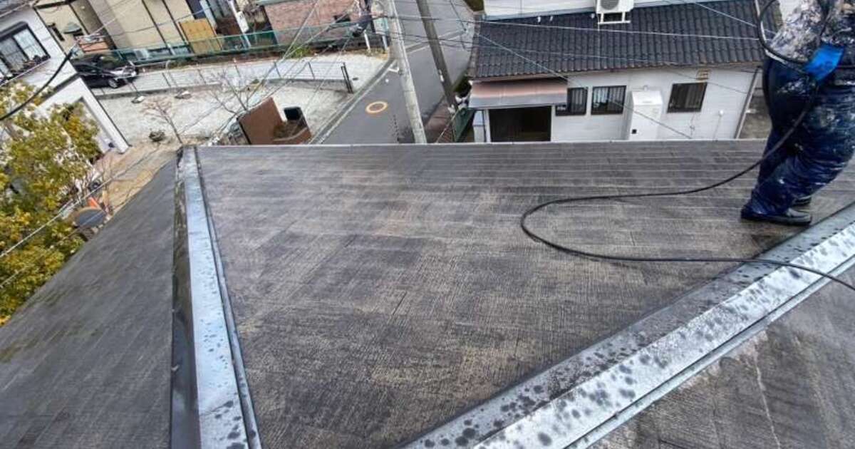 奈良県御所市 施工前の色あせた屋根と板金のサビ