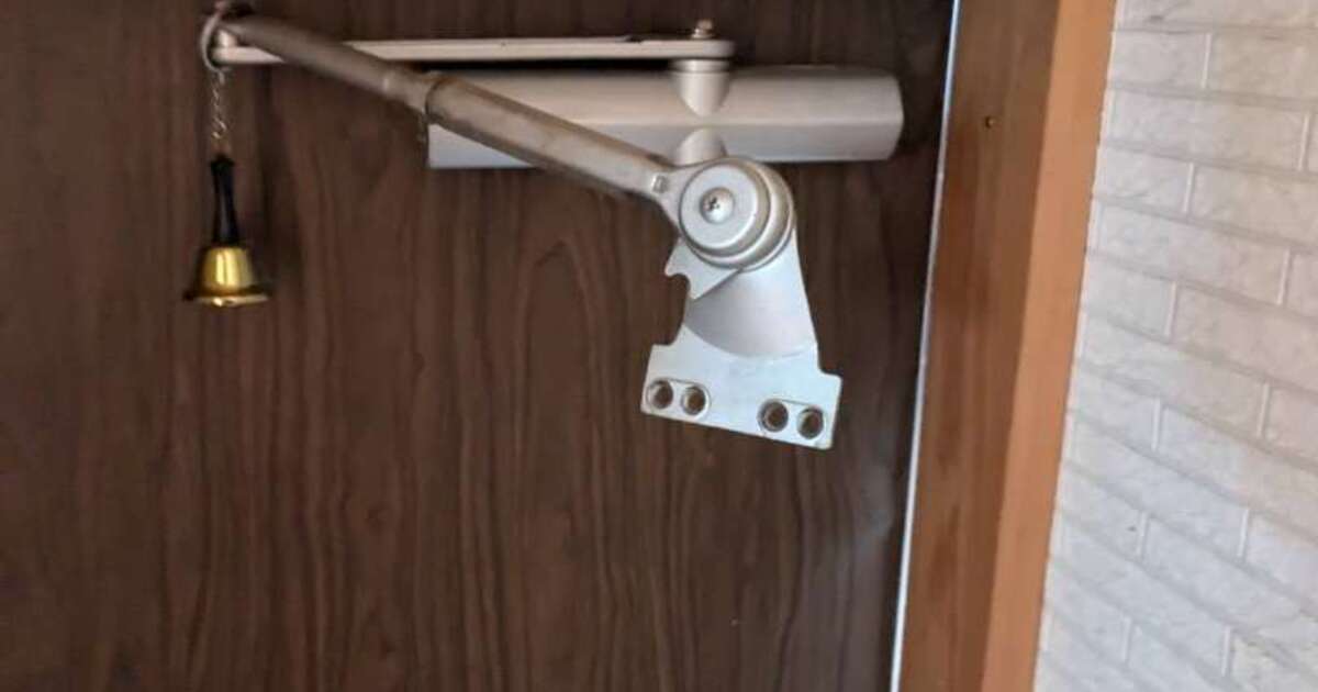 奈良県大和高田市 施工前の破損したドアクローザー